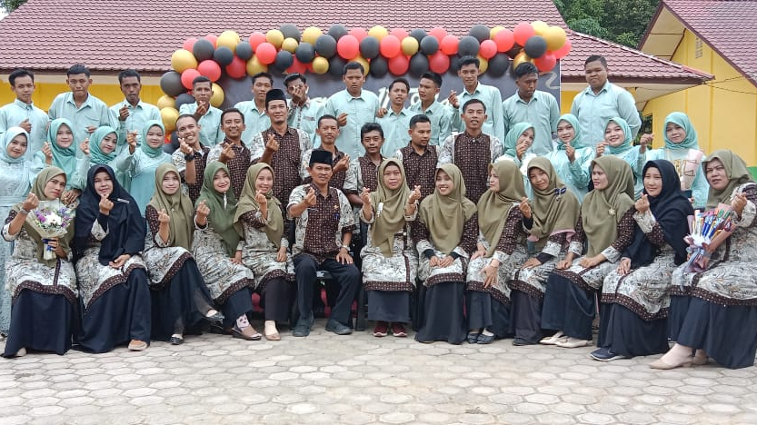 FOTO BERSAMA SISWA - SISWI KELAS XII IPS TAHUN 2022