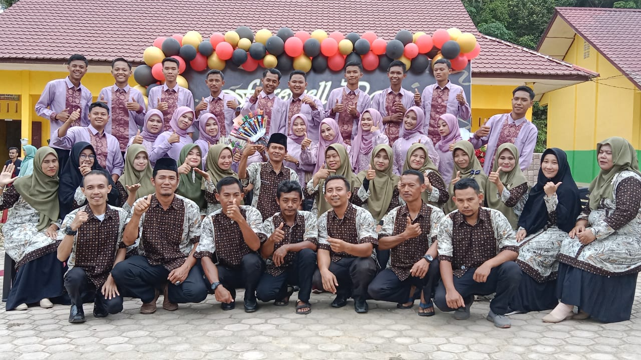 FOTO BERSAMA SISWA - SISWI KELAS XII MIPA TAHUN 2022